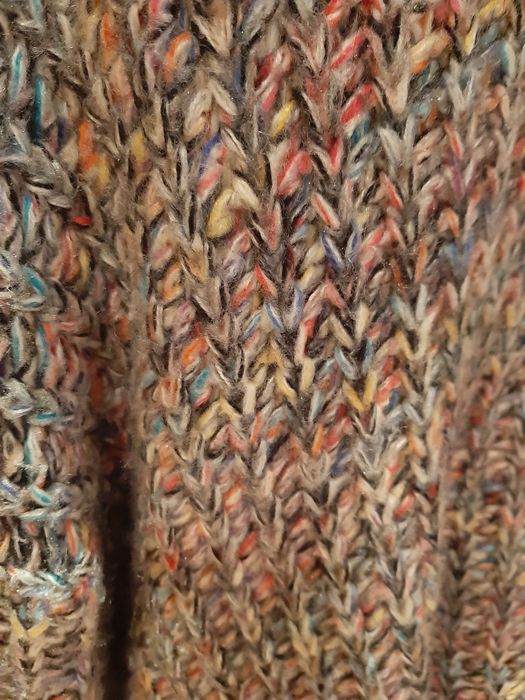 Długi kolorowy sweter oversize frędzle May design kolekcja boho kolory