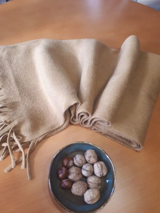 Ciepły szal w kolorze camelowego  beżu