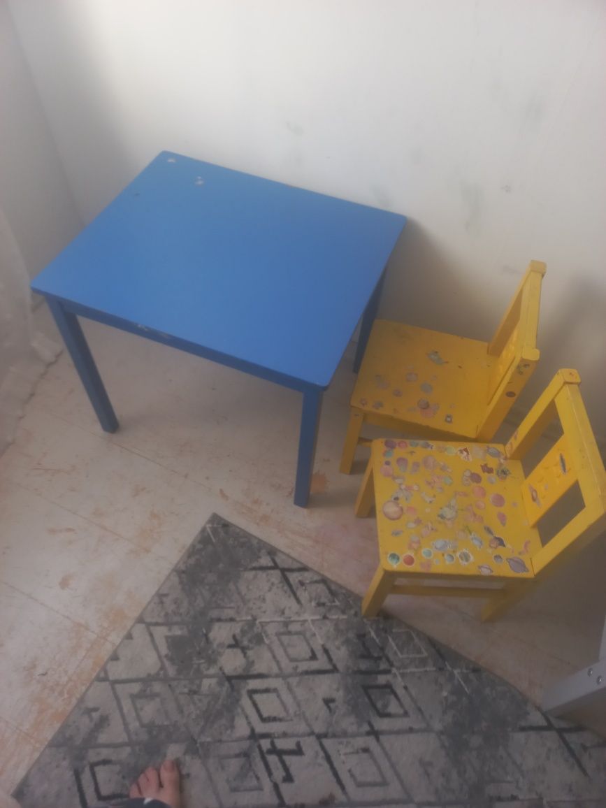 Stolik i dwa krzesełka dla dziecka Ikea