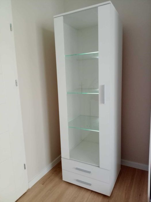 Witryna szklana z oświetleniem LED