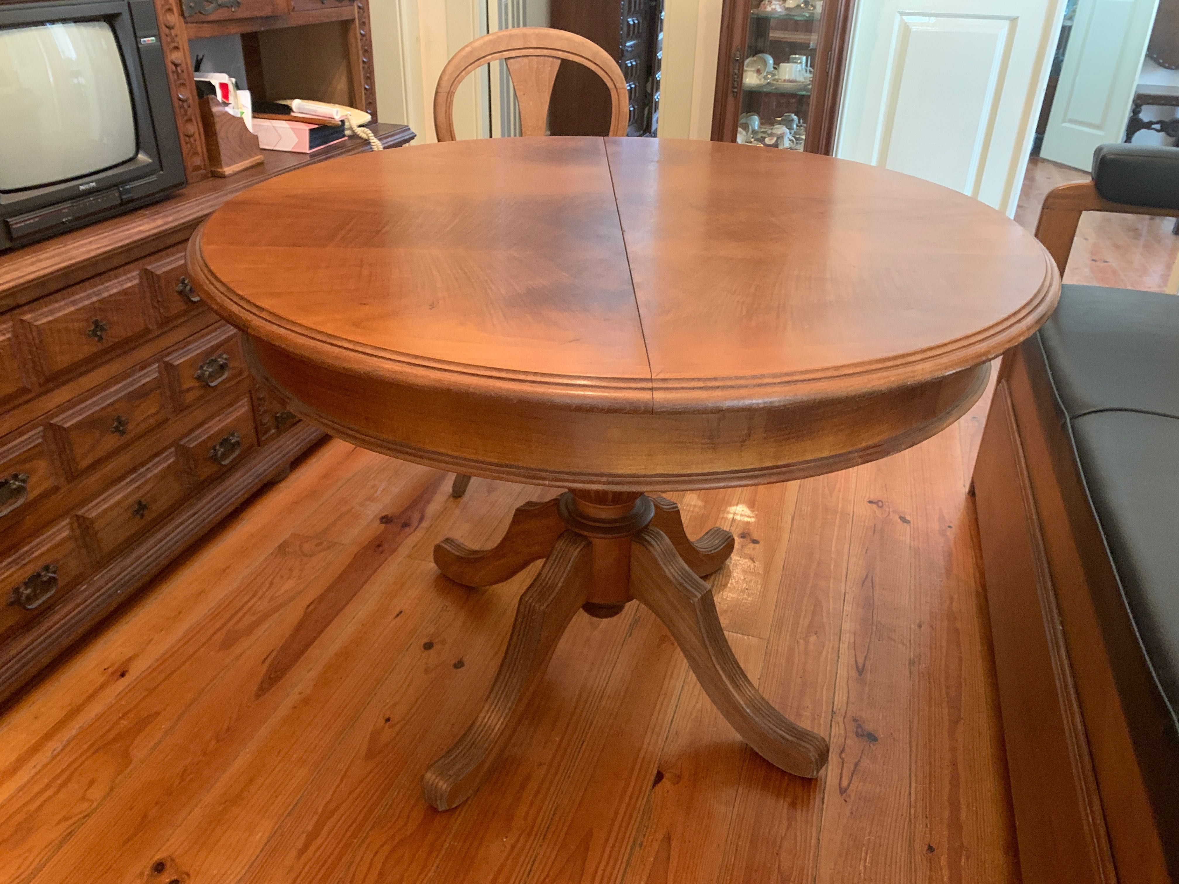 Mesa de sala com seis cadeiras em pele
