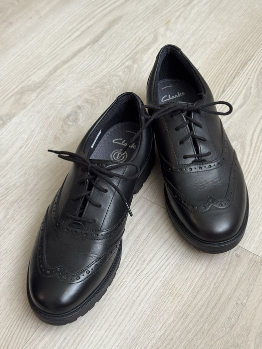 Шкіряне взуття. Оксфорди Clarks, натуральна шкіра, чорний колір