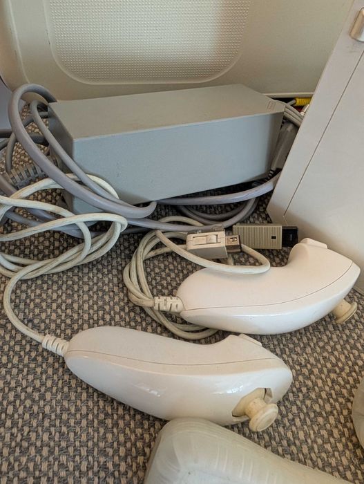 Pack Nintendo Wii - Consola+Comandos+Base/Plataforma+5 Jogos