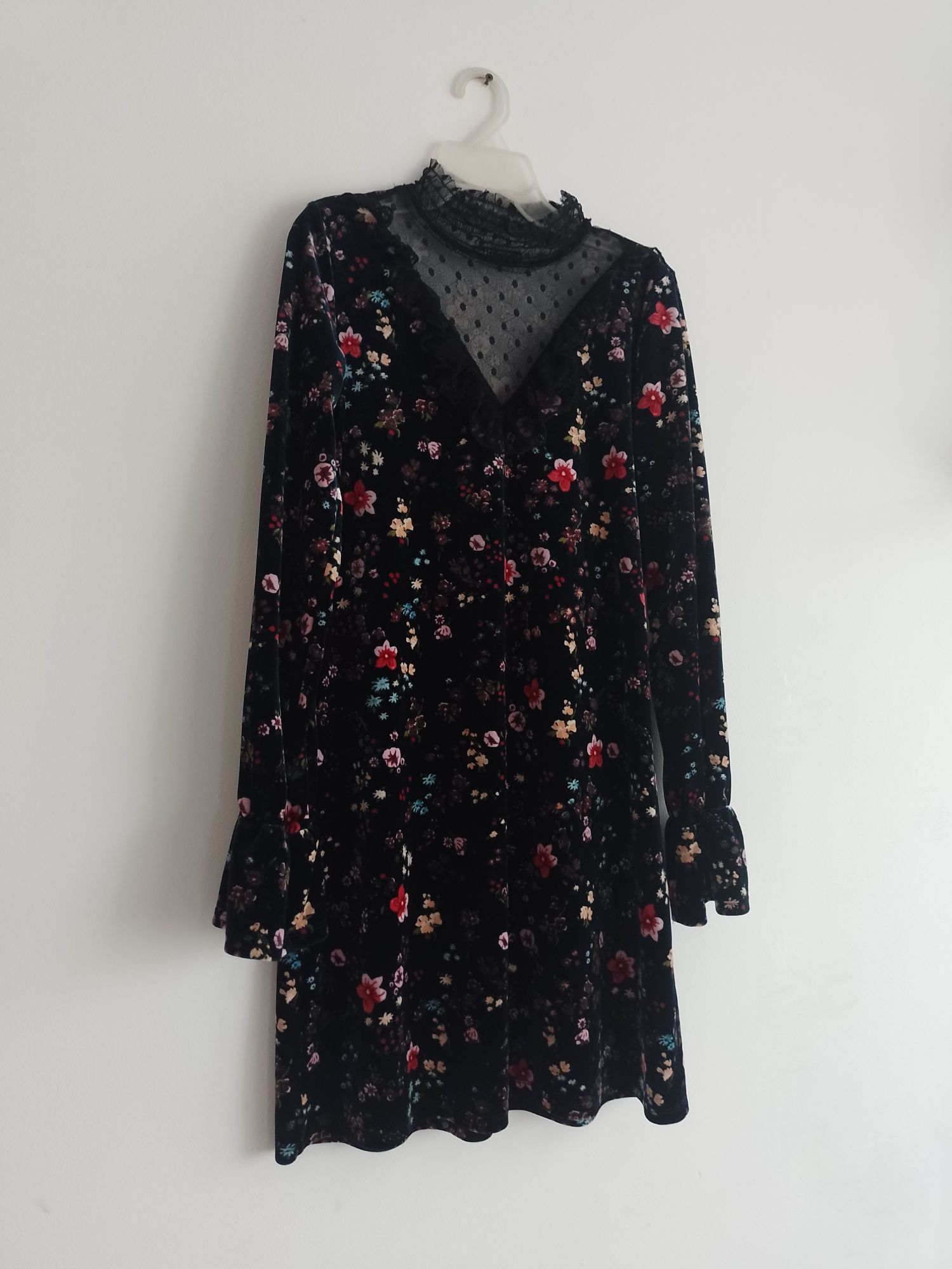 Czarna welurowa sukienka w kwiatki w stylu vintage