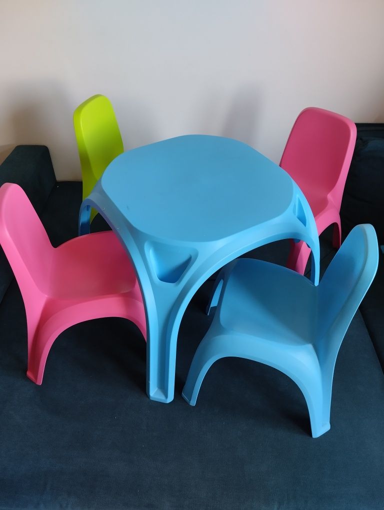 Stolik dla dzieci + 4 krzesełka