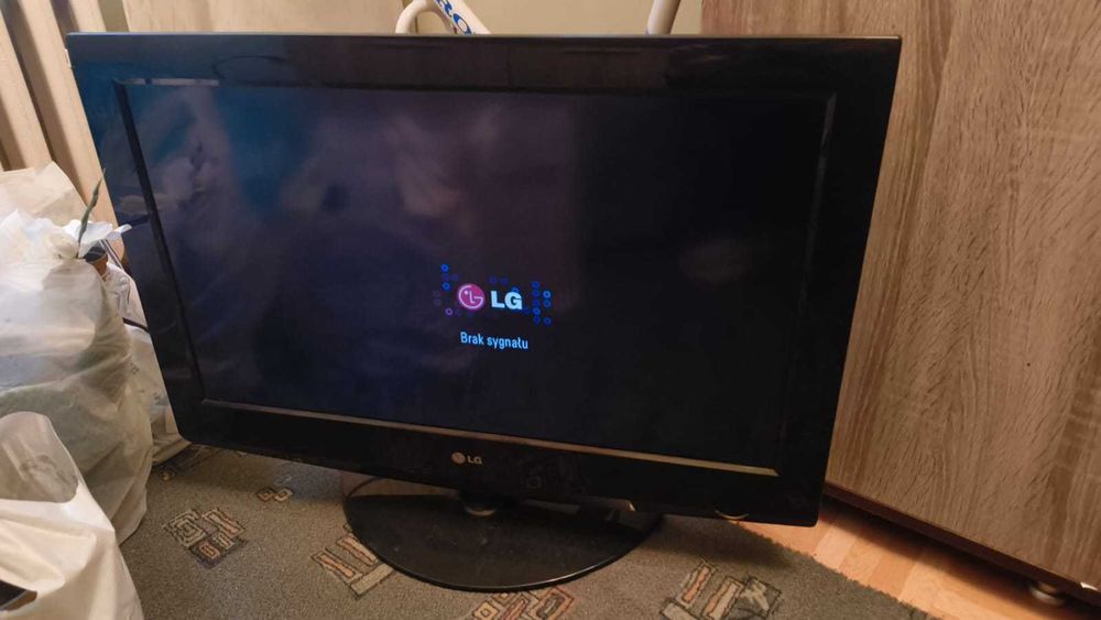 Telewizor LG 32LF2510 - ze stojakiem i pilotem.