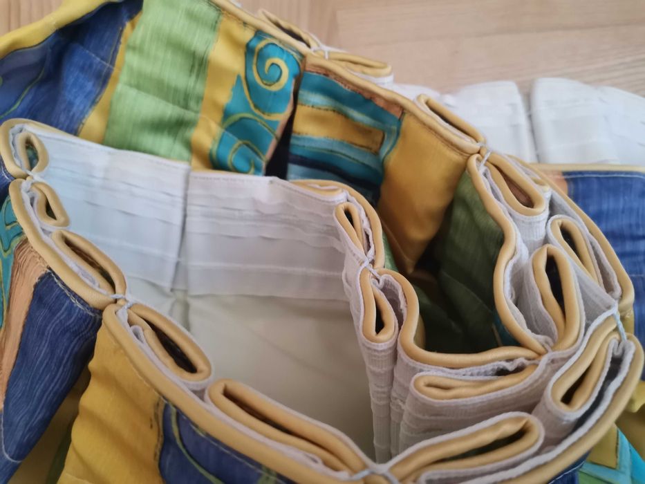 Lambrekin, zasłona, firana do kuchni lub jadalni.