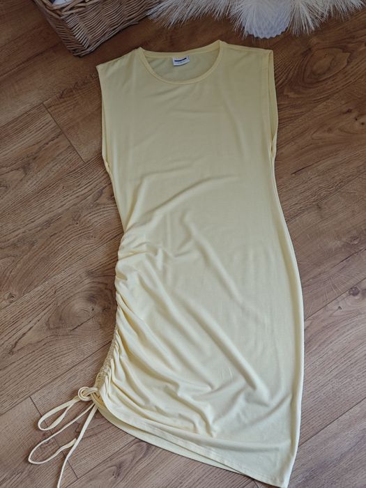 Śliczna sukienka letnia, jasno żółta marszczenie z boku. Noisy May, M