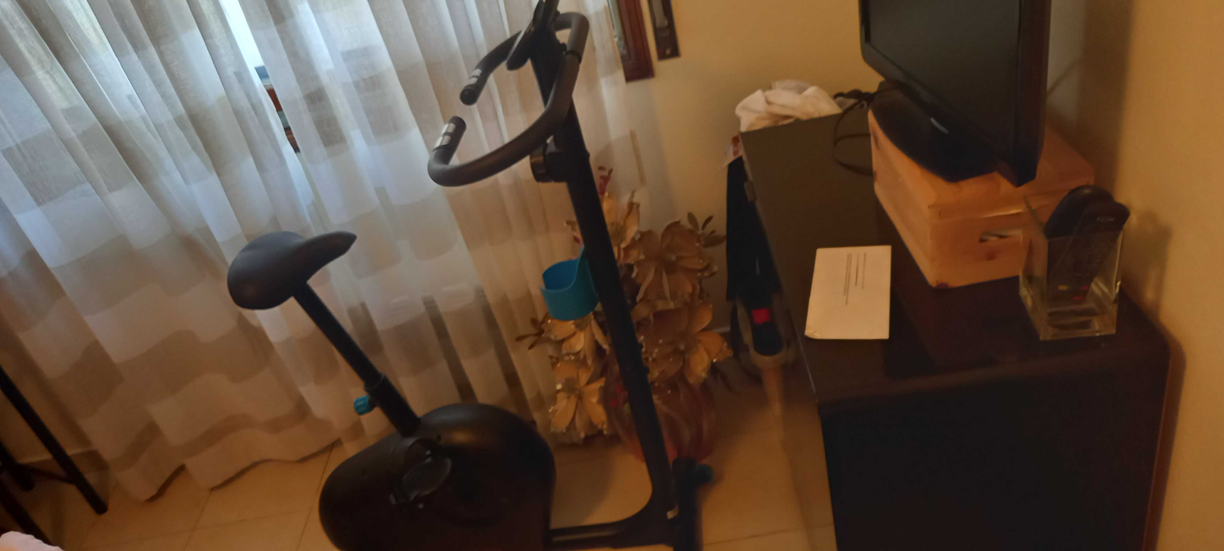 bicicleta a pedal ginastica como nova pouco uso só uma vês