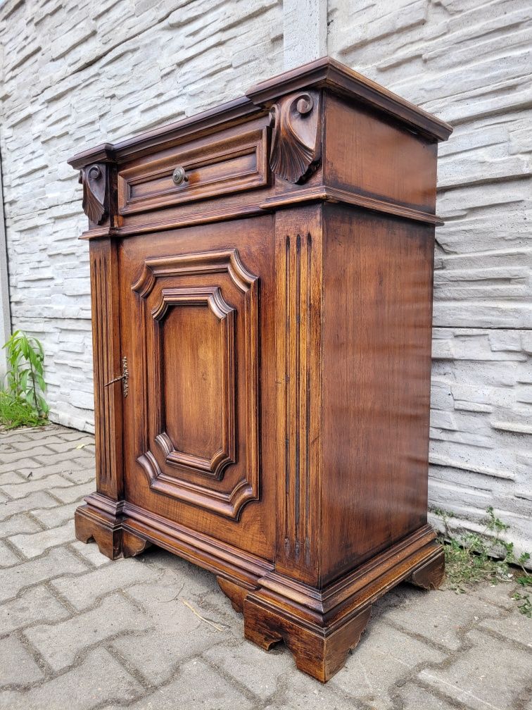 Elegancka komoda Ludwikowska.