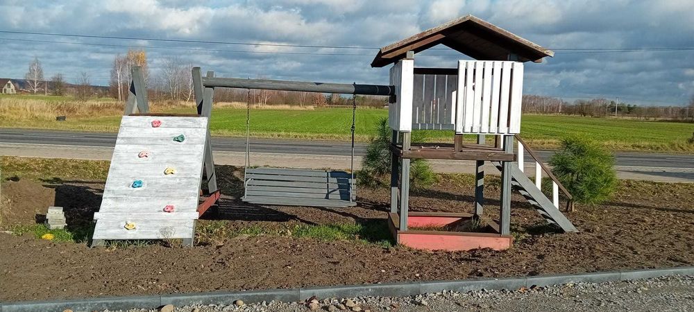 Plac zabaw dla dzieci, domki dla dzieci