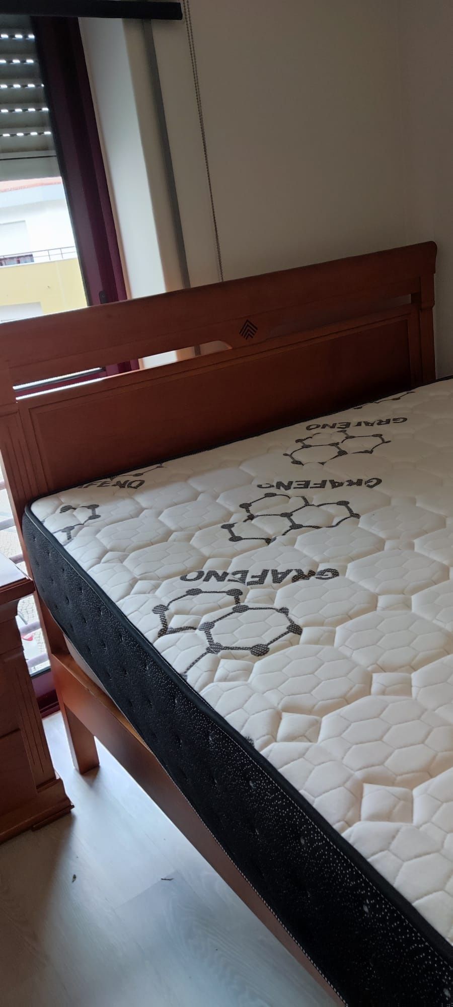 Cama de casal + mesas cabeceira + estrado