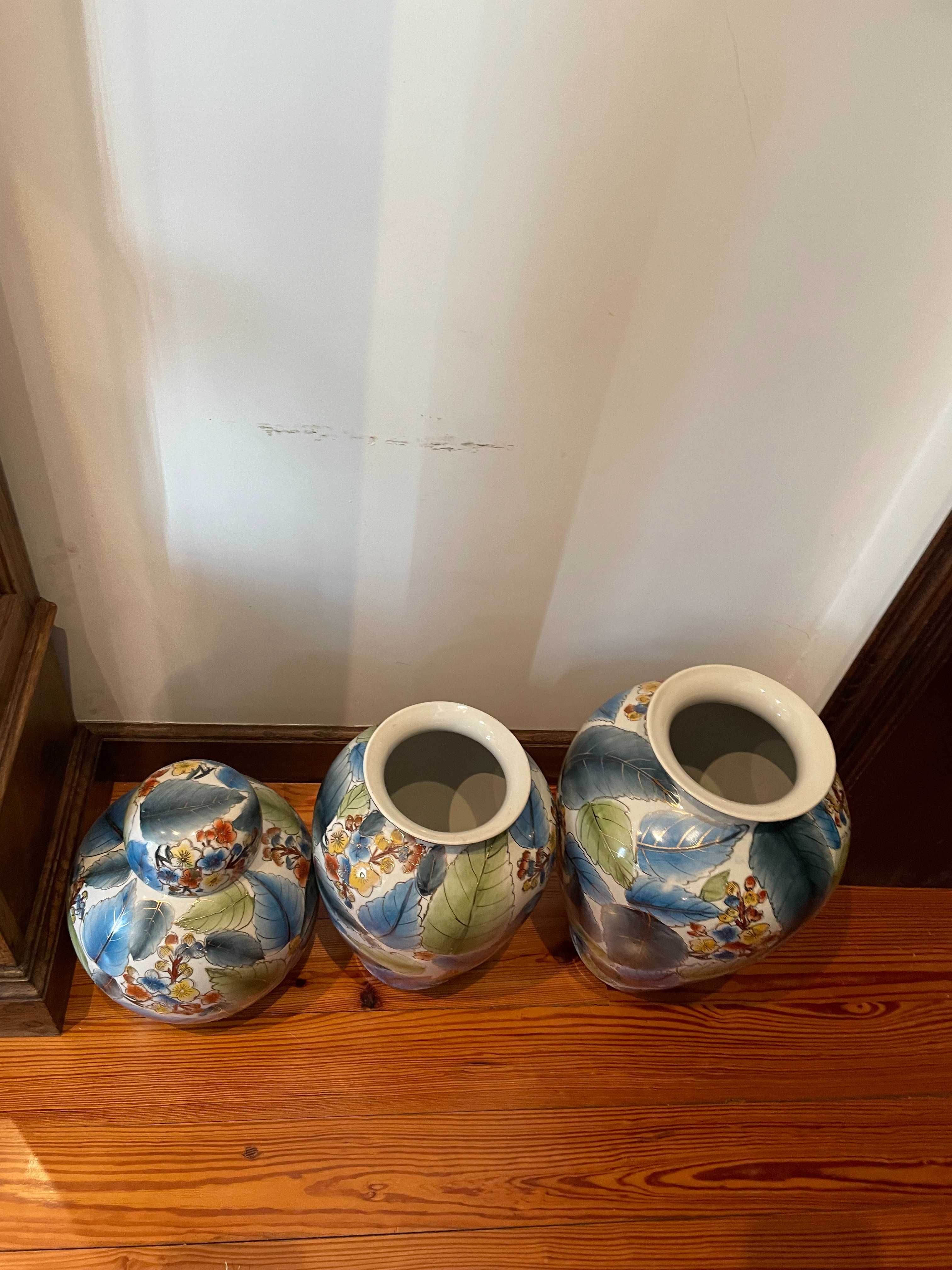 Conjunto de Vasos e Jarras em Porcelana