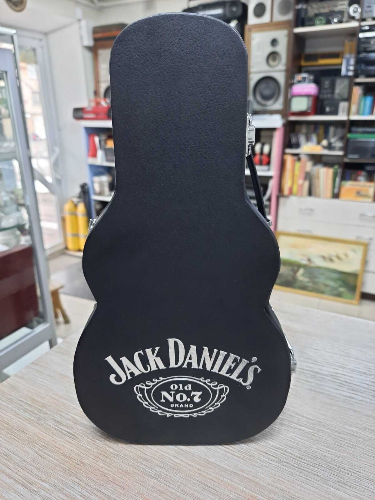 Sprzedam futerał kolekcjonerski w kształcie gitary. Jack Daniels