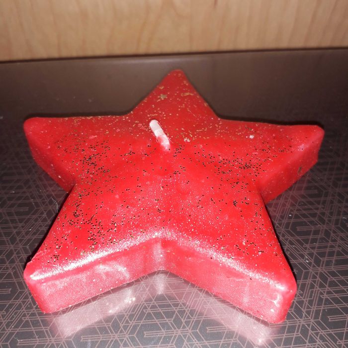 Świeczka. Czerwona gwiazda, z brokatem.