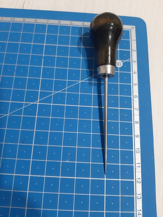 Шило . Інструмент для работи зі шкірою. .