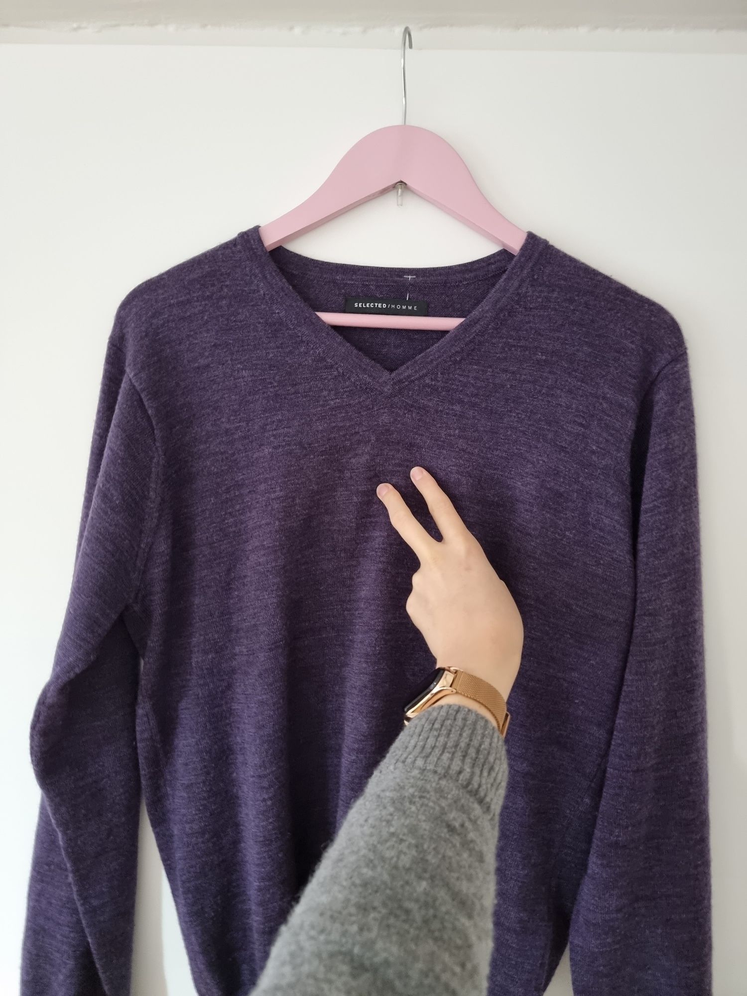 Fioletowy wełniany sweter w serek 100% wełna merino pure wool merynos