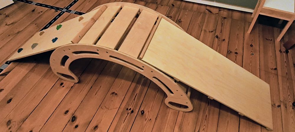 Drewniany bujak Montessori ze zjeżdżalnią i wspinaczką