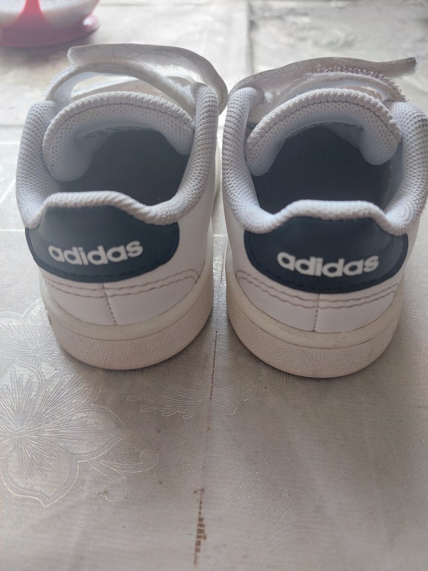 Кросовочки adidas 19 р