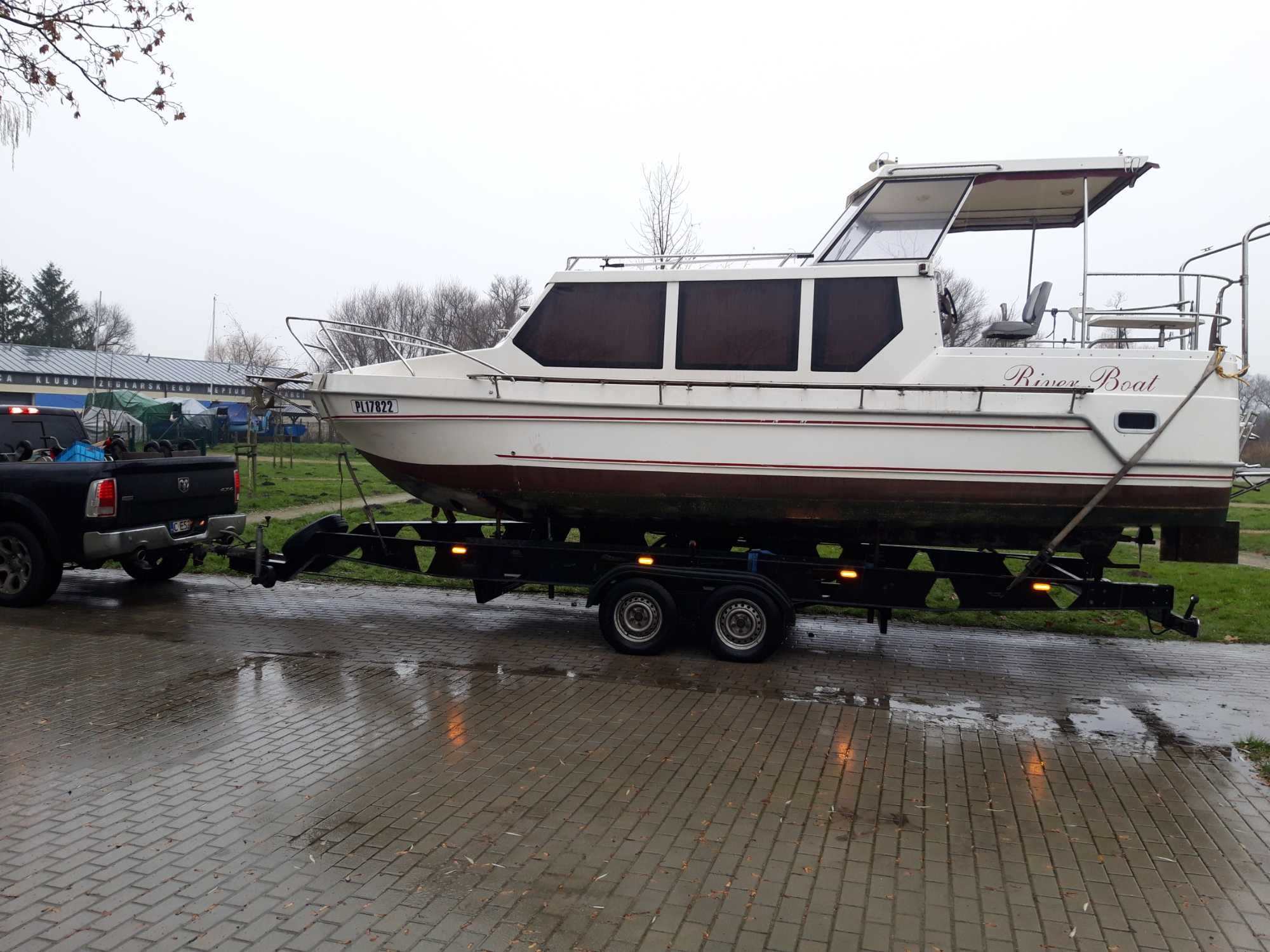 Transport jachtów i łodzi motorowych.