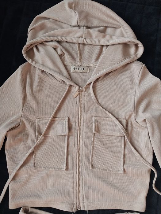 Спортивний жіночій костюм