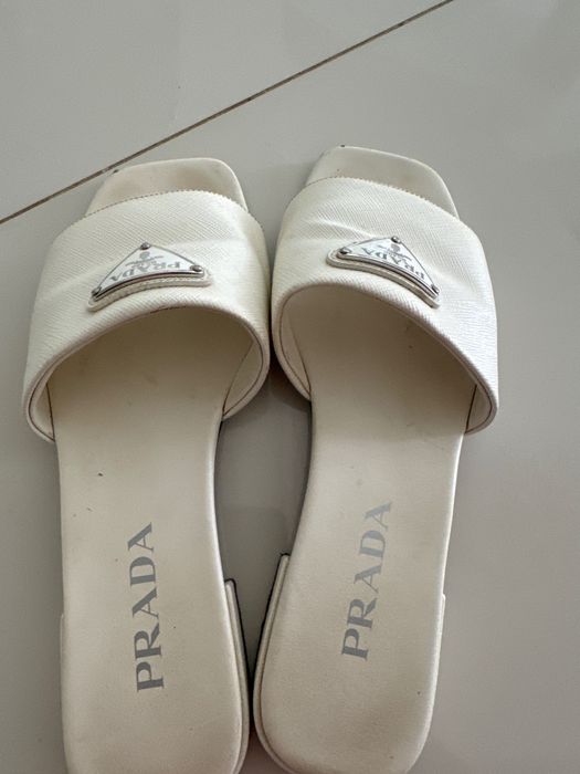 Оригінальні шльопанці Prada