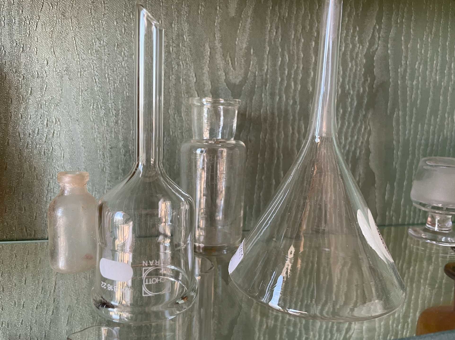 Armário vitrine com reagentes e material de vidro