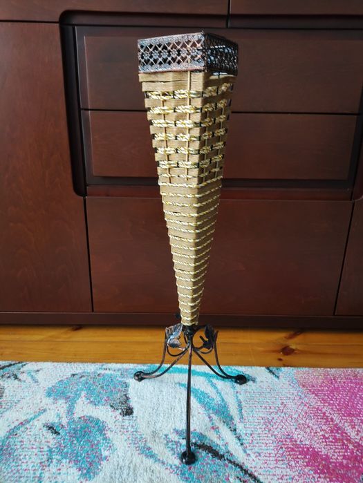Kwietnik-wazon wyplatany. Metaloplastyka