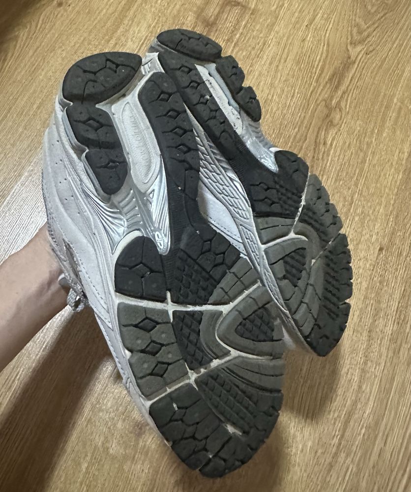 Жіночі кросівки New Balance 2002 r / оригінал/ замша