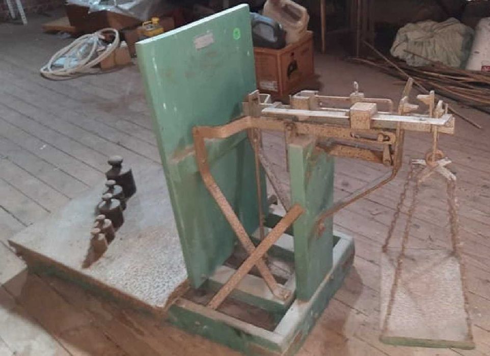 Stara waga dziesiętna szalkowa