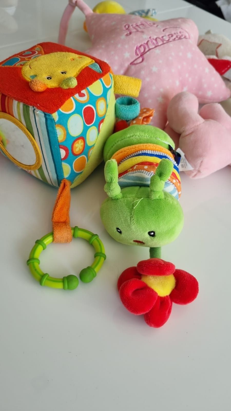 Zabawki sensoryczne dla dziewczynki,  plus dwie zawieszki, do łóżeczka