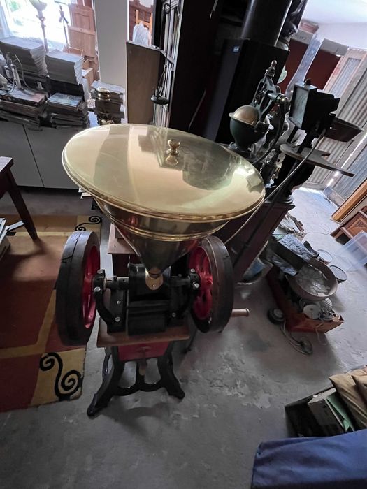 Grande e antigo moinho de café de duas rodas