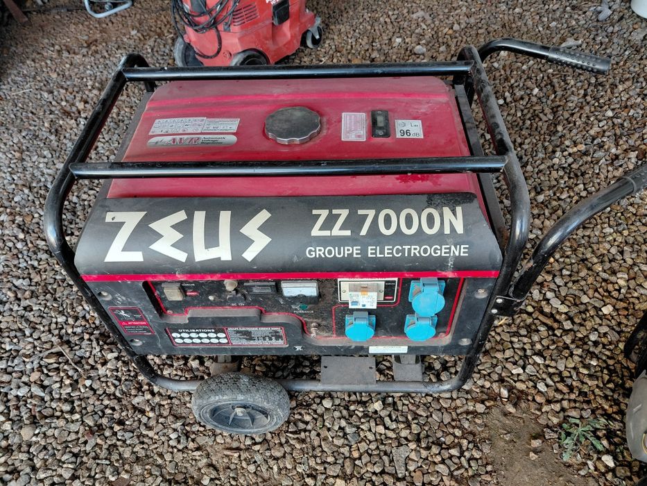 gerador a gasolina Zeus ZZ 7000N com uma potência máxima de 5500 W.
