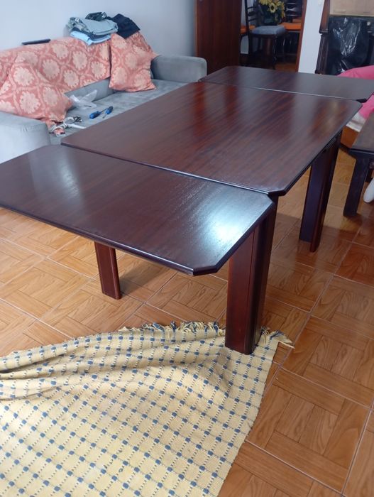 Vendo esta mesa muita bonita bom estado