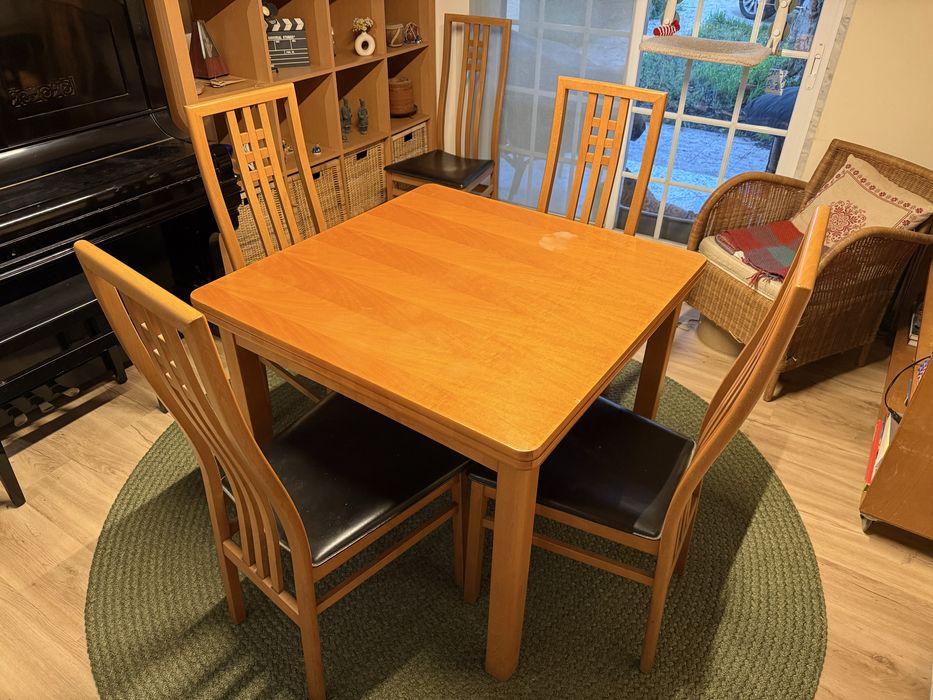 Mesa de jantar (50€) extensível com 6 cadeiras (150€)