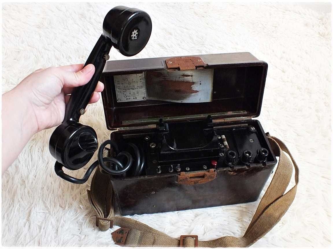 Stary telefon polowy AP-48, aparat wojskowy 1950r. na korbkę