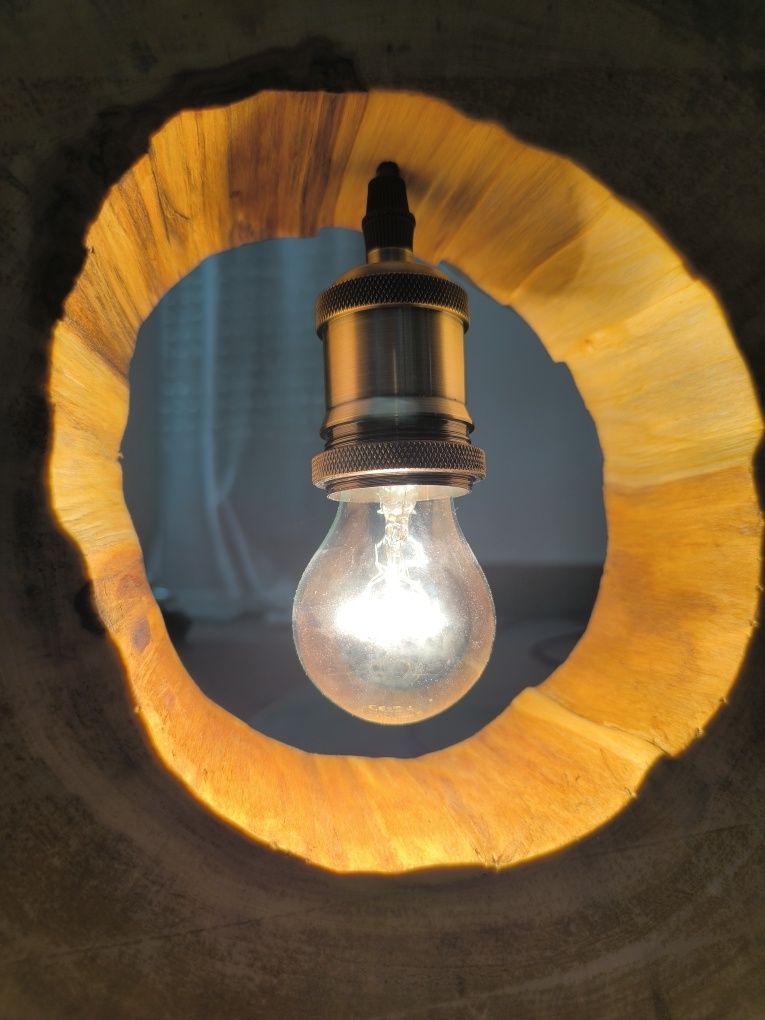 Unikalna Lampa Drewniana – Rękodzieło z Naturalnego Drewna