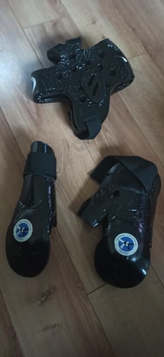 Taekwondo. Ochraniacz głowy i rękawice. Nowe