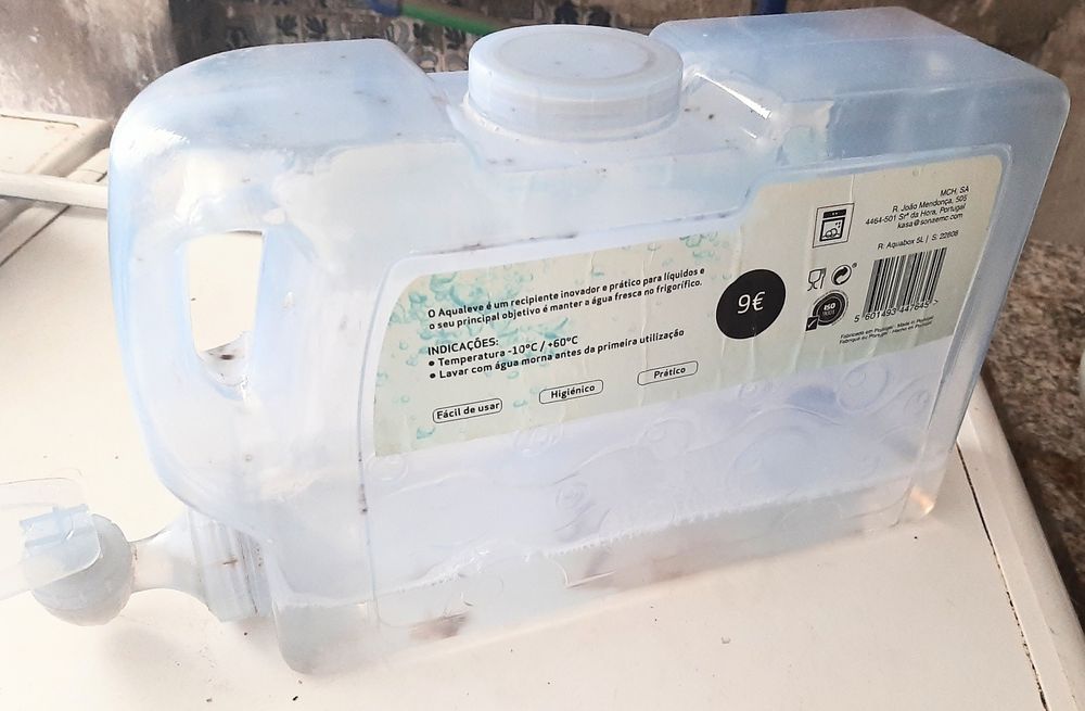 Tanque para água fresca +prato para bolos