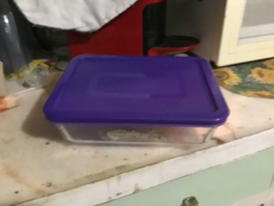 tuperware de vidro com tampa roxa