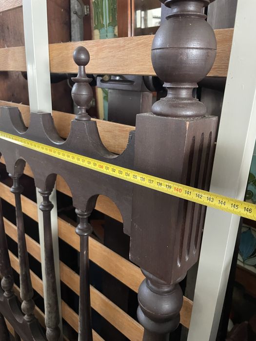 Cama guardei as peças, 2 cadeiras e 2 mesas cabeceira. Mogno.