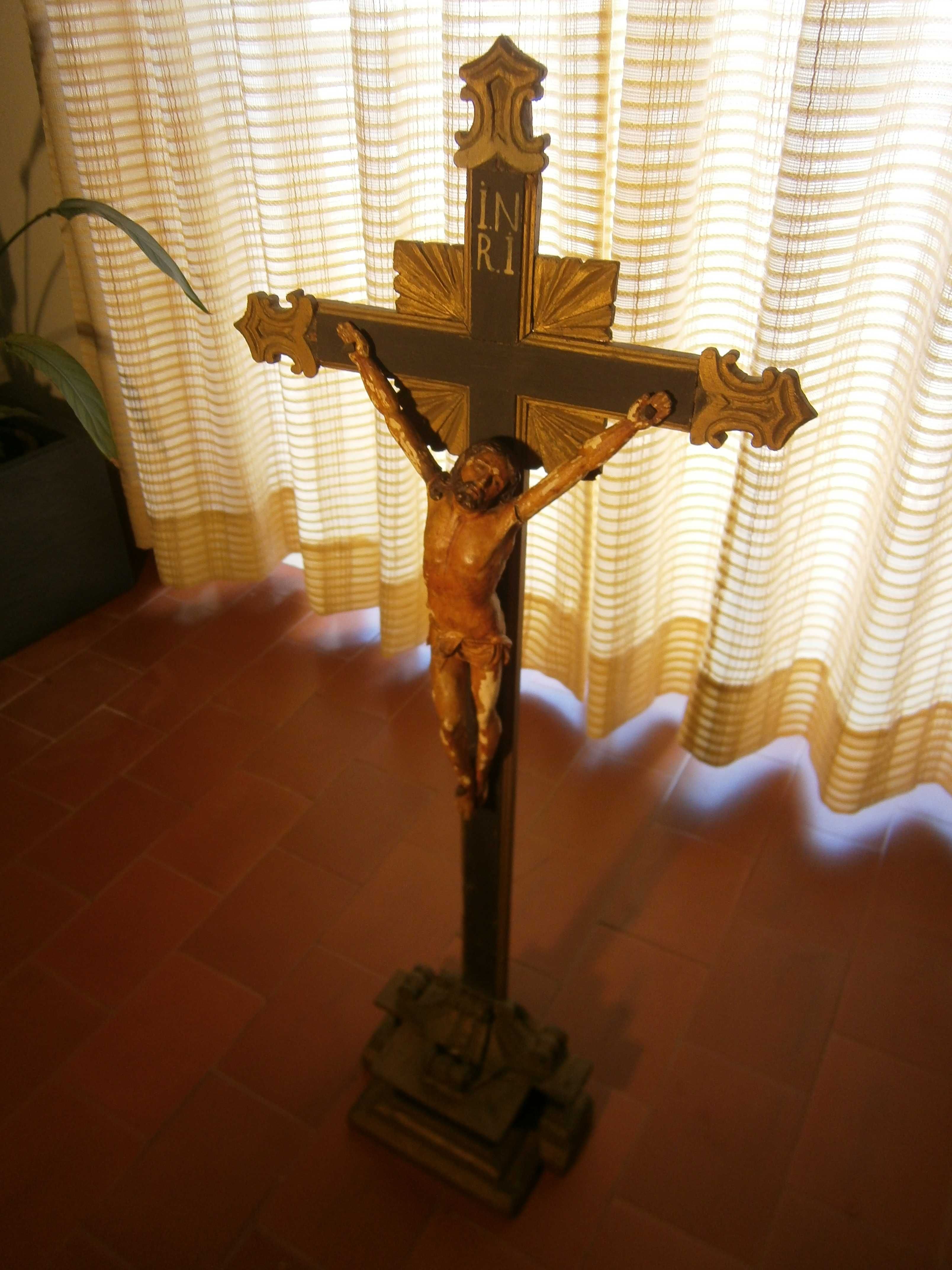 Crucifixo em madeira centenário-óptimo preço