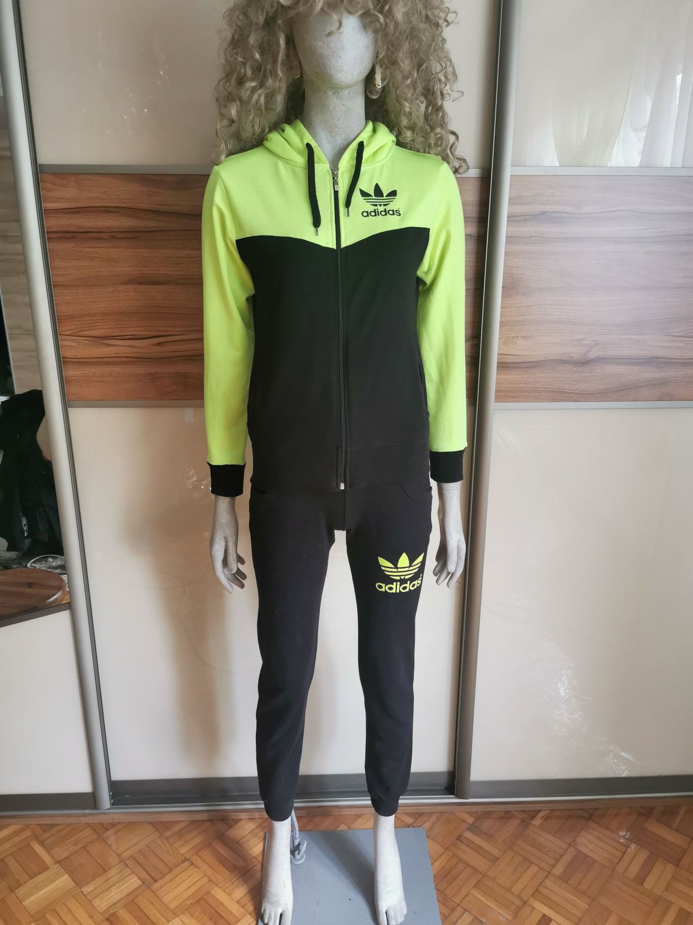 Dres damski Adidas w kolorze czarno-seledynowym