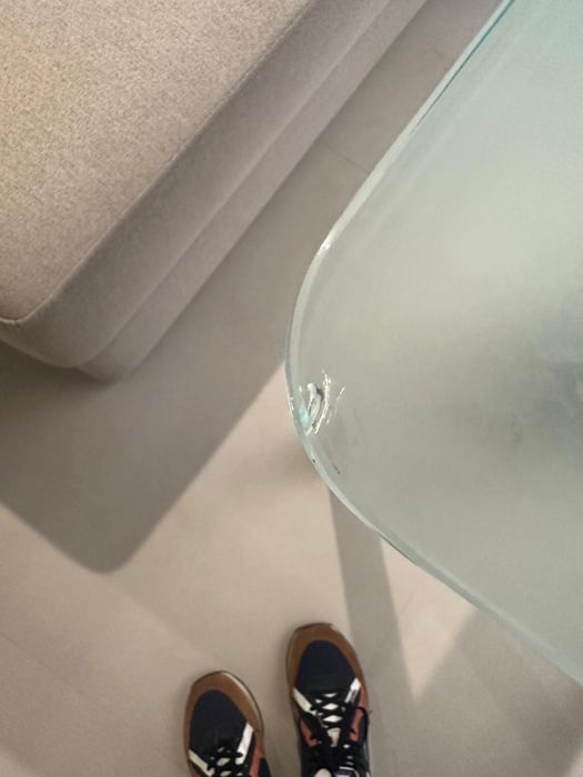 mesa de vidro com pernas em inox