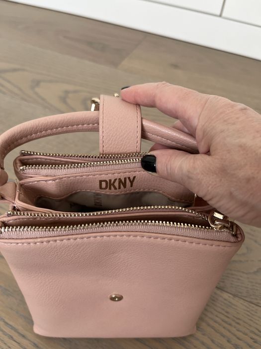 Malinha DKNY cor nude