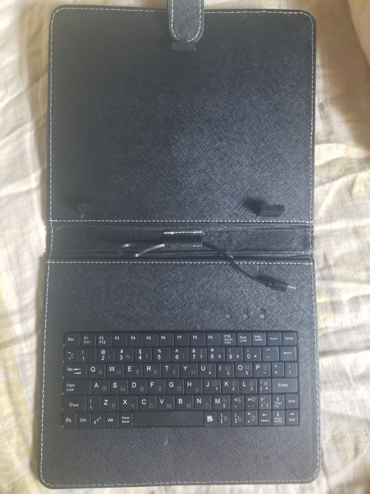 Продам чехол-клавиатуру для планшета (новая)