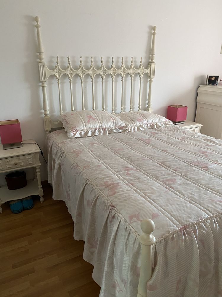 Cama de quarto e mesas de cabeceira em madeira maciça