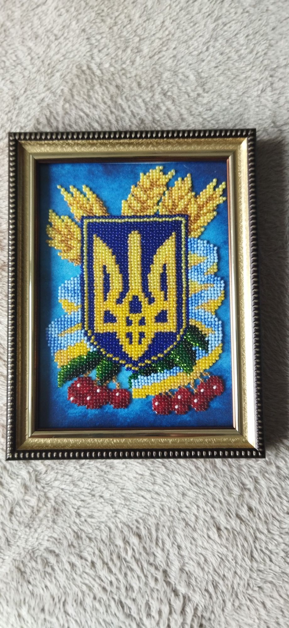 Картина вишита бісером герб України