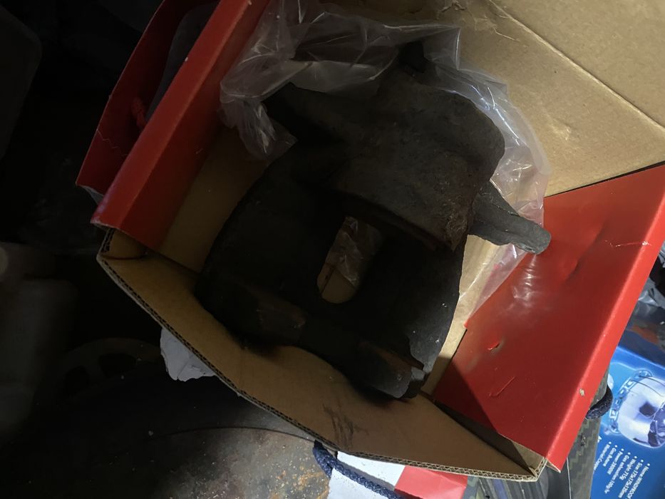 Супорт передний Toyota avensis t25