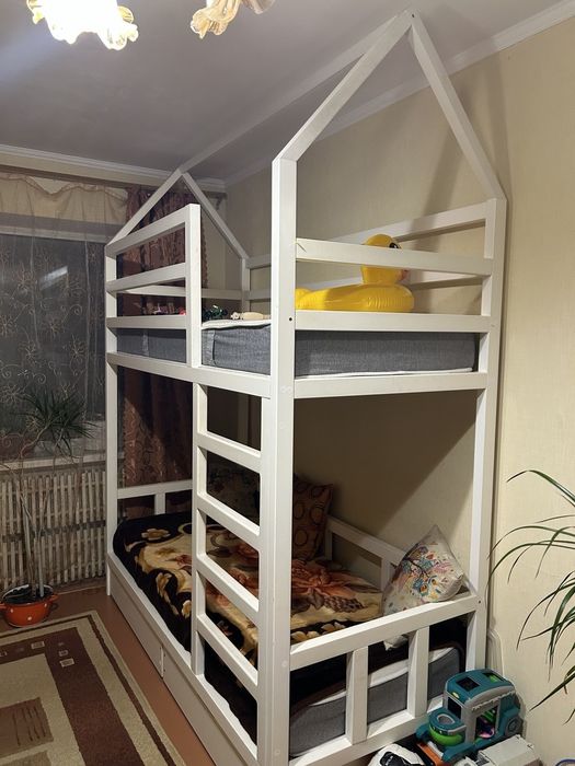 Двоярусне дитяче ліжко